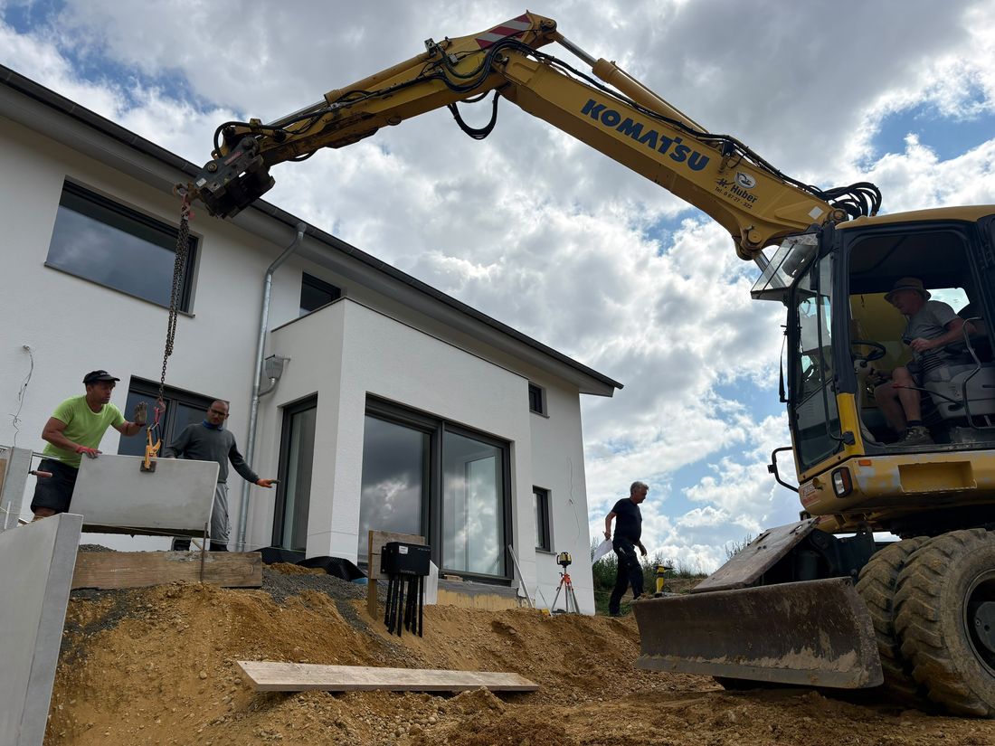 Bagger beim Erdbau auf der Baustelle